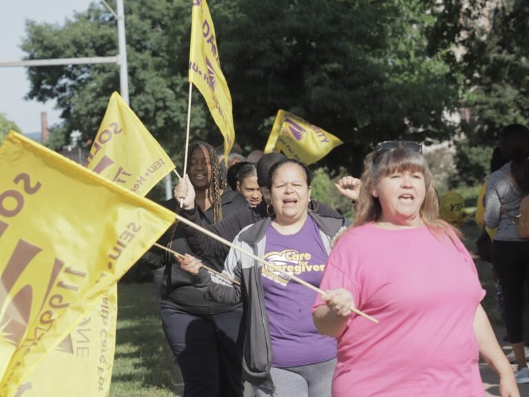 Trabajadores de hogares grupales insisten que necesitan mejores salarios