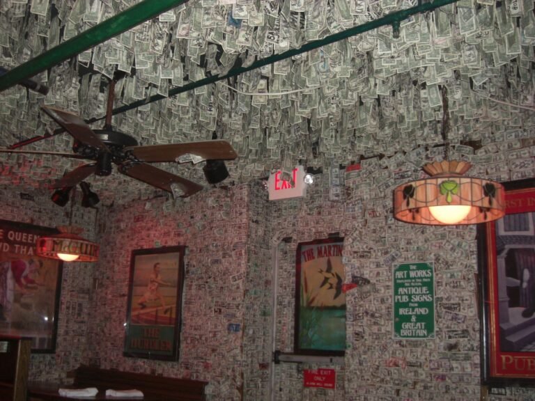 Un bar tapizado con casi dos millones de dólares en efectivo