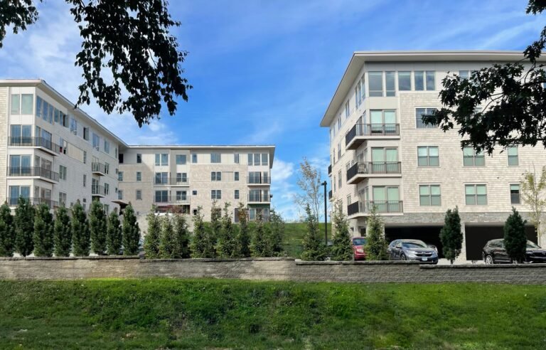 Abren viviendas asequibles en medio de crisis de hogares