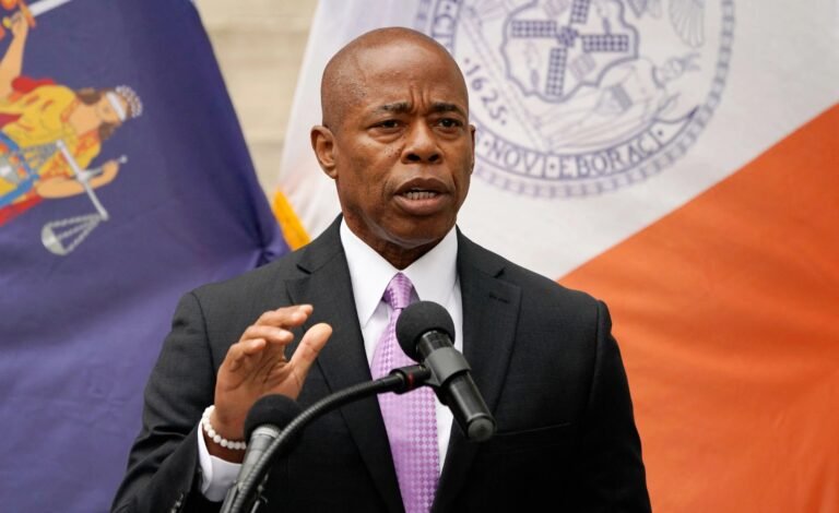 Alcalde busca albergar a inmigrantes en escuelas públicas vacías durante el verano