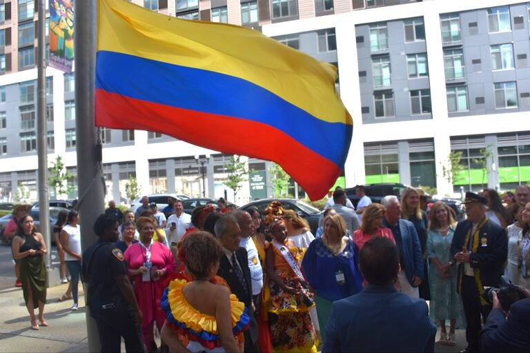 Colombianos conmemoran la independencia de Colombia