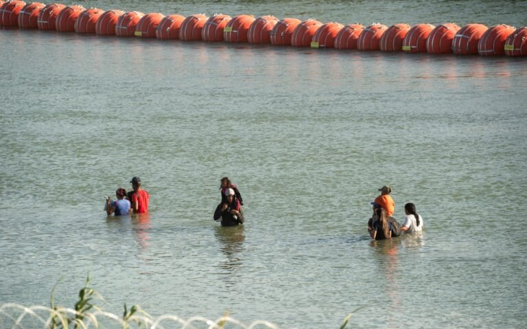 Gobierno de EEUU demanda a Texas por negativa de retirar barrera del río Bravo