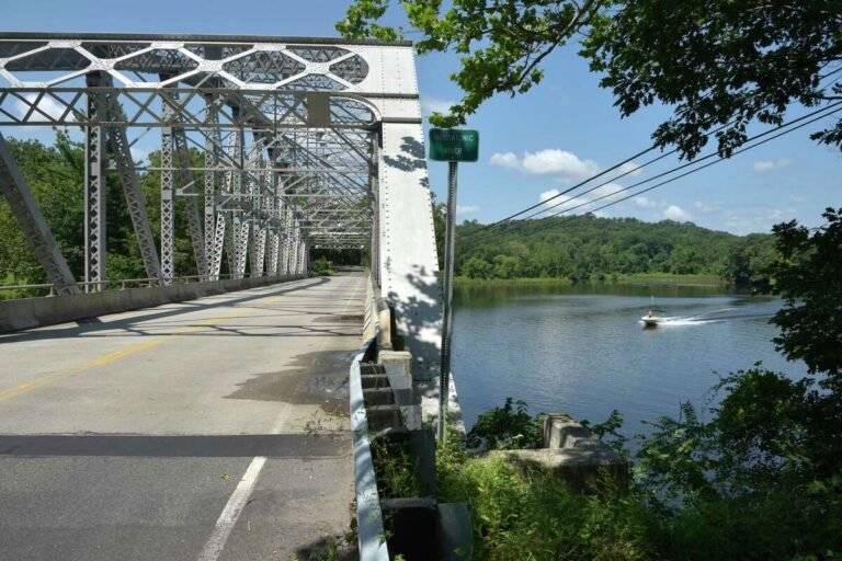 Muere adolescente que saltó desde puente