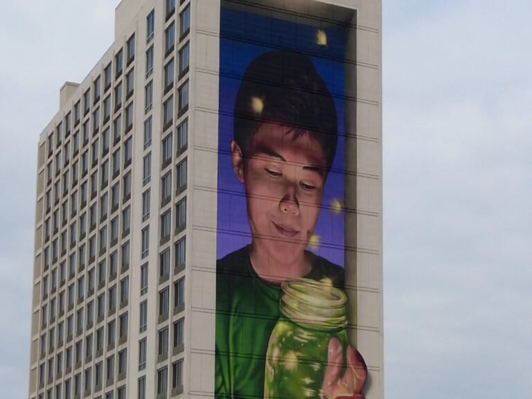 Mural de 18 pisos en CT es el más grande de Nueva Inglaterra