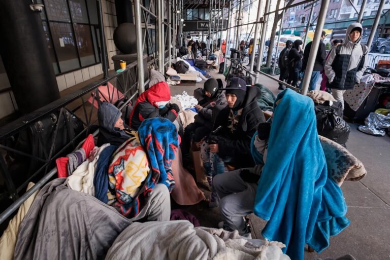 NY se prepara para el mayor albergue para inmigrantes