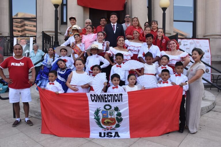 Niños se lucen en celebración de aniversario de independencia peruana