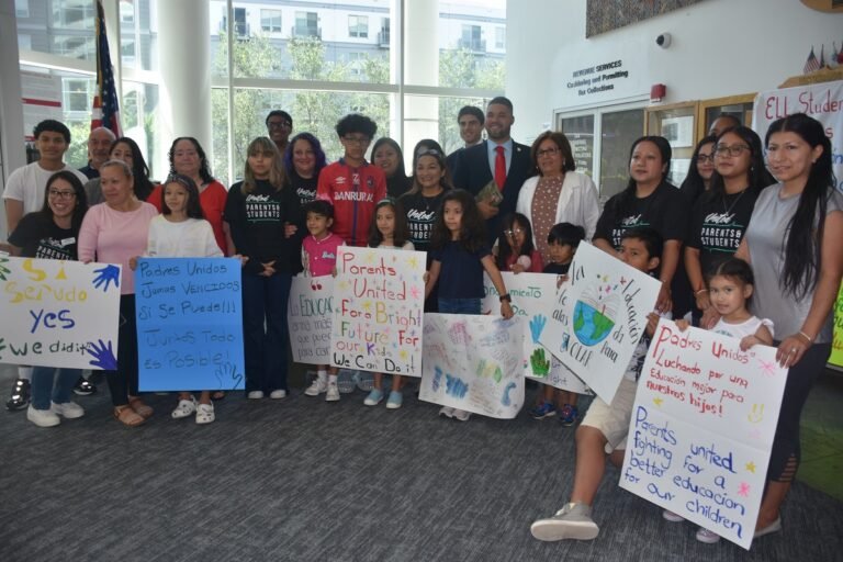 Padres celebran nueva ley que proporciona traductores escolares a estudiantes de inglés