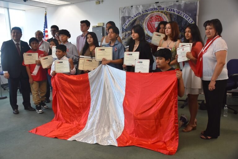 Reconocen a estudiantes peruanos graduados de las escuelas