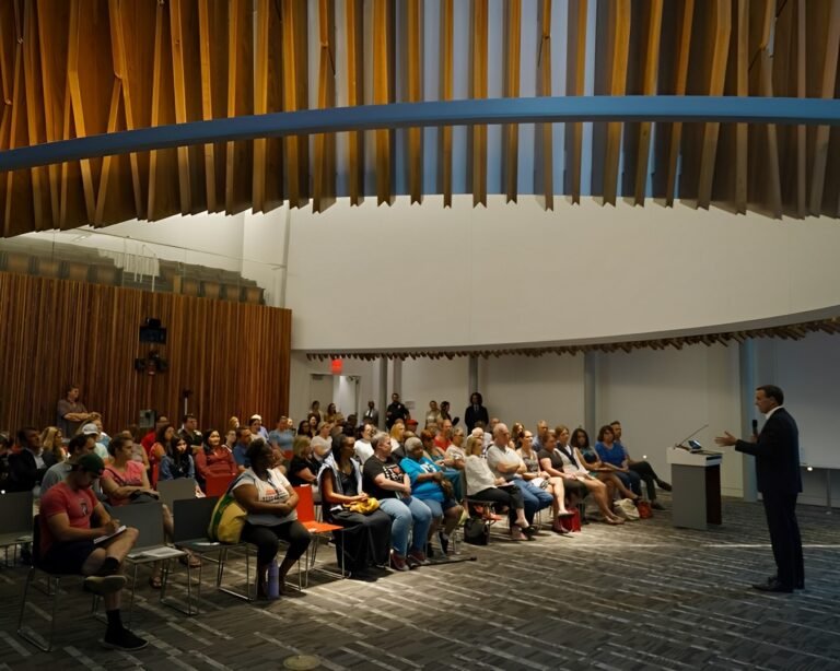 Senador presiona por más fondos federales para viviendas