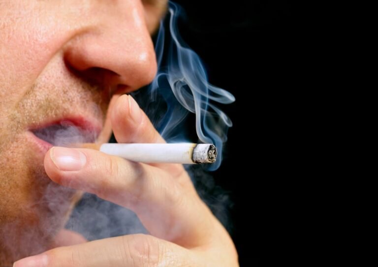 Latinos que se aculturan en el inglés y EEUU tienden a aumentar consumo de cigarrillo