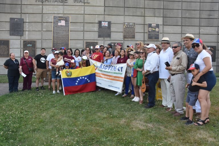 Venezolanos celebran aniversario de independencia con música tradicional