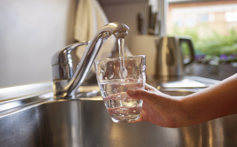 Agua de casi la mitad de los grifos en EEUU está contaminada y puede generar cáncer