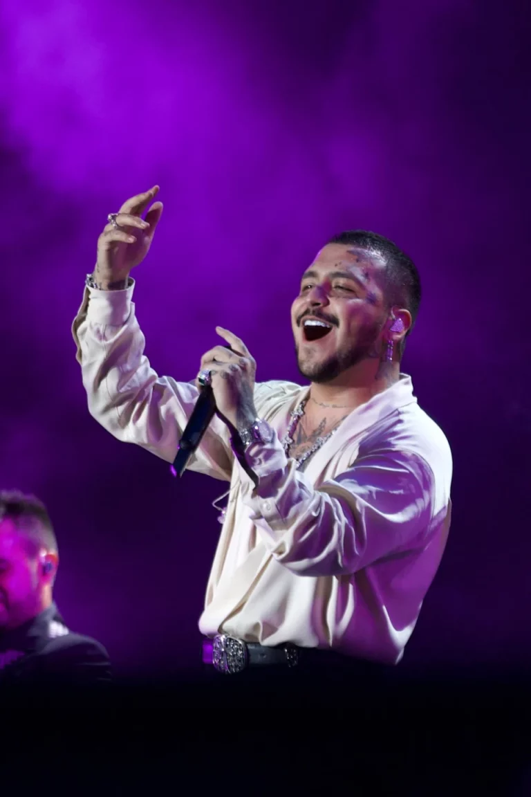 Nodal comienza la eliminación de sus tatuajes