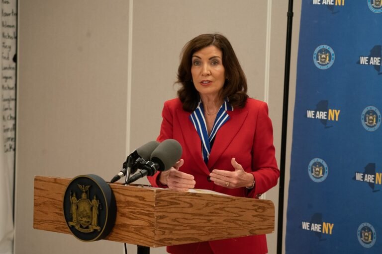 Anuncian $20 millones para aumentar trabajo social para solicitantes de asilo