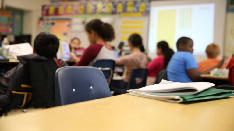 Asistencia y rendimiento estudiantil están por detrás de niveles previos a la pandemia, según reporte   