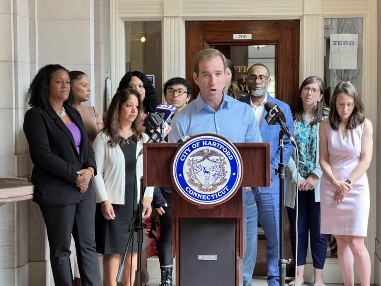 Capacitan a jóvenes sobre cómo enfrentar situaciones de violencia doméstica
