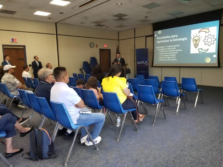 Comunidad aprende sobre la importancia del mercadeo en un negocio