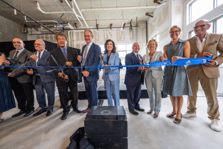 Construyen viviendas asequibles cerca de estación de trenes