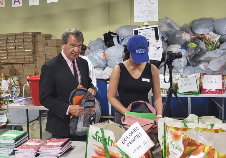 Entregan mochilas gratuitas a niños necesitados