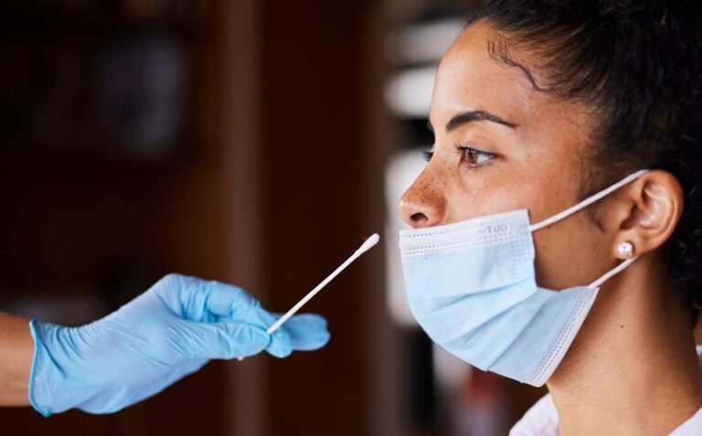 Evaluación de riesgos sobre nueva variante Pirola de COVID-19