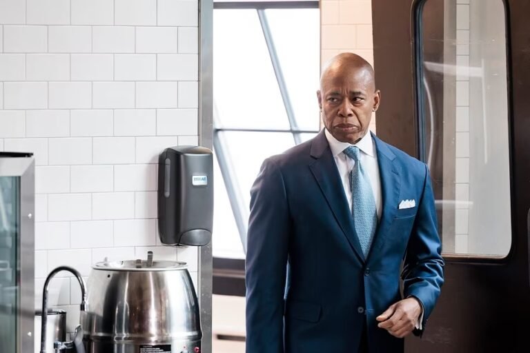 Exigen que Gobernadora use poderes de emergencia para obligar a toda NY a aceptar inmigrantes