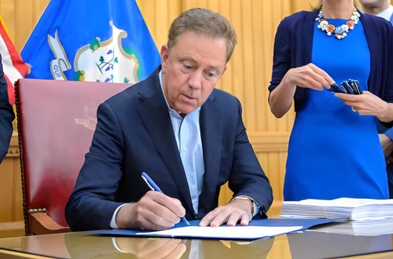 Firman ley que protege a adultos mayores de la explotación financiera