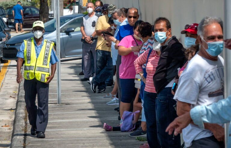 Hospitalizaciones semanales por COVID-19 aumentan 12.1% en EEUU