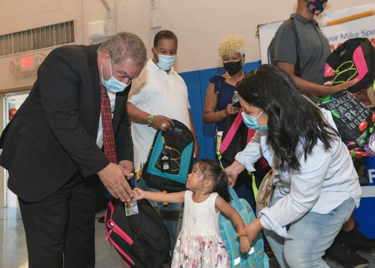 Instan a donar mochilas para estudiantes de escasos recursos