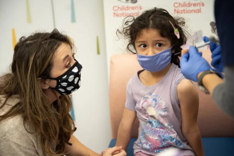 Instan a padres a vacunar a sus hijos antes del año escolar