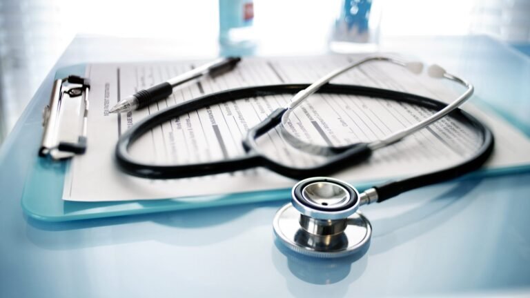 Médico suspendido por aparentemente tener relaciones sexuales con paciente