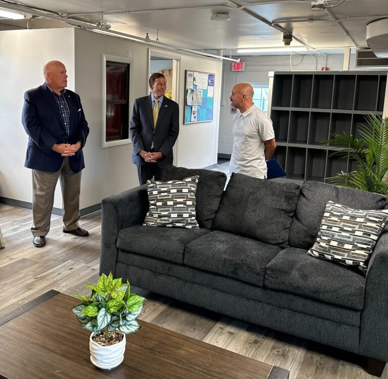 Presentan mejoras de refugio familiar en medio de aumento de personas sin hogar