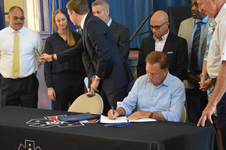 Celebran plan para ahorrar $843 millones en costos de pensiones