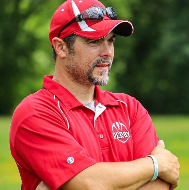 Concejal que enfrenta cargos por disturbios en Capitolio derrota a actual alcalde republicano, tras recuento de las primarias