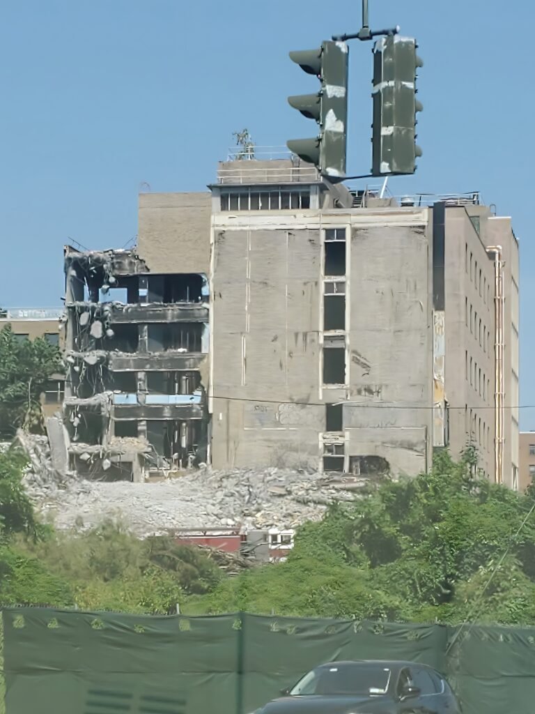 En marcha demolición de antiguo hospital y otras estructuras en el centro