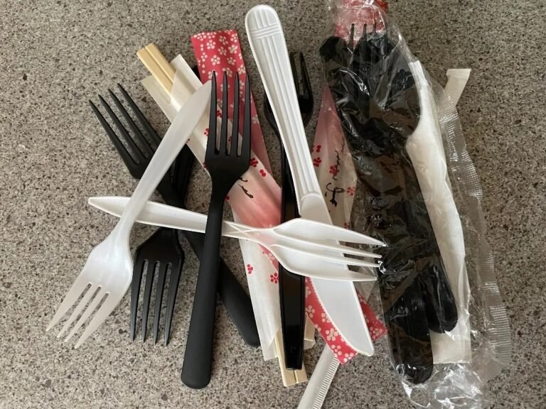 Entra en vigor ley que busca reducir el plástico para servir comidas