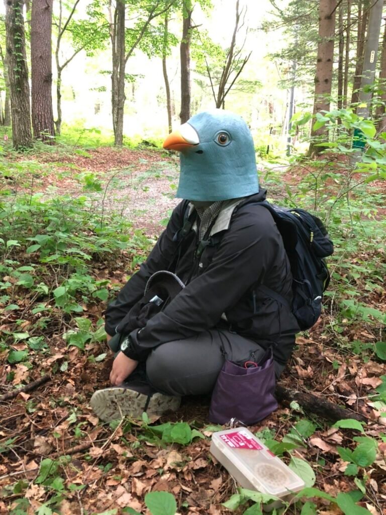 Vivió durante un año disfrazado de ave para engañar a los pájaros. Fracasó