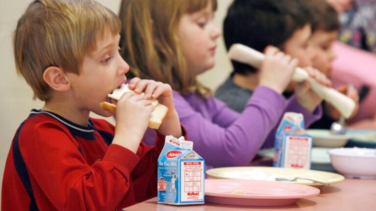 Intensifican debate sobre créditos fiscales tras datos de pobreza infantil