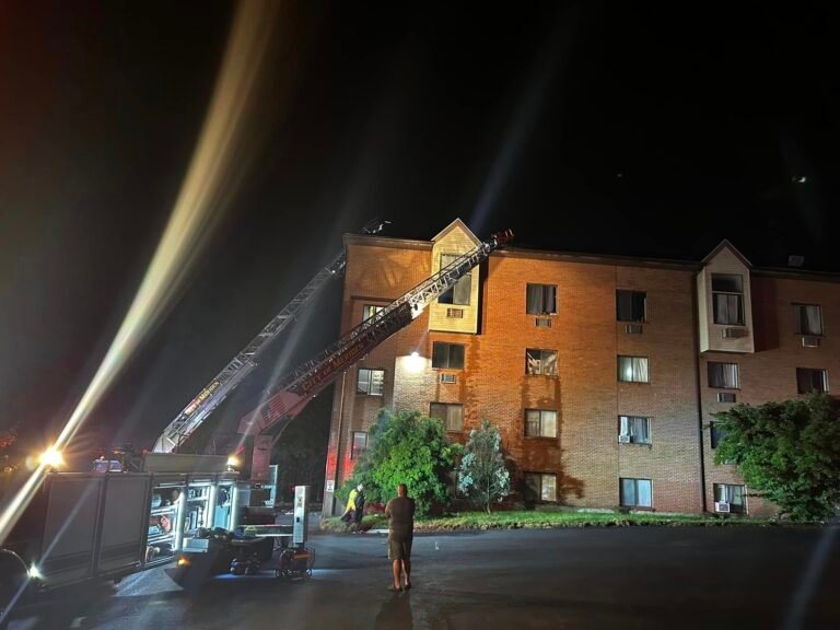 Rayo provoca incendio en apartamento y desplaza a casi 100 personas