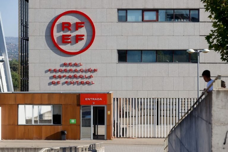 El juez del ‘caso Negreira’ imputa al Barça por cohecho y la Guardia Civil registra el Comité de Árbitros