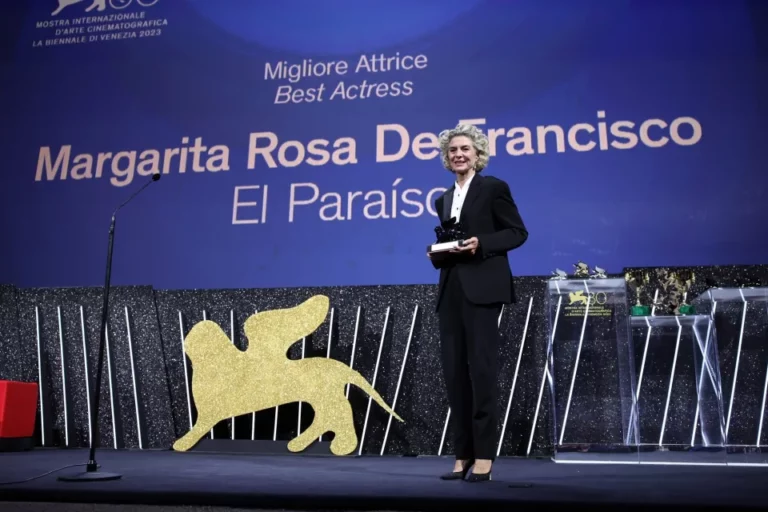 Margarita Rosa de Francisco da lección de estilo en Venecia al recoger su premio a mejor actriz