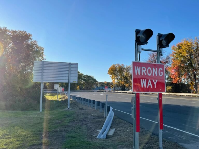 Instalan señales de alerta para evitar accidentes por conducir en sentido contrario