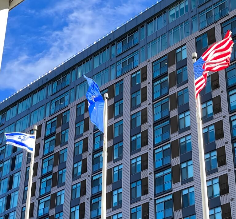Izan bandera de Israel frente a centro de Gobierno de Stamford