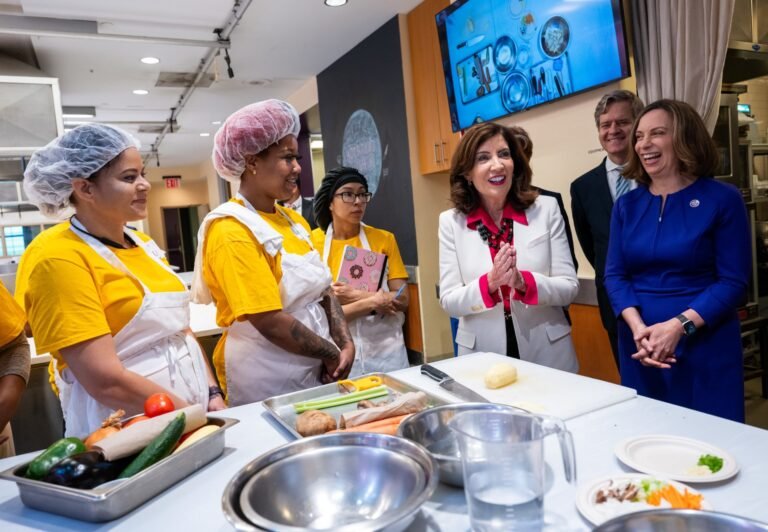 NY identifica más de 18 mil empleos para solicitantes de asilo e inmigrantes