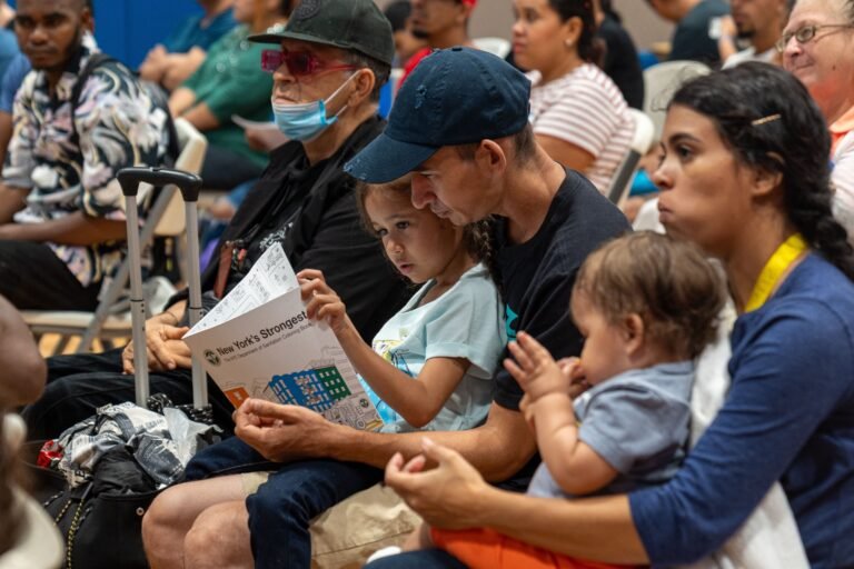 Nueva York limitará a 60 días estadía de familias con niños en albergues