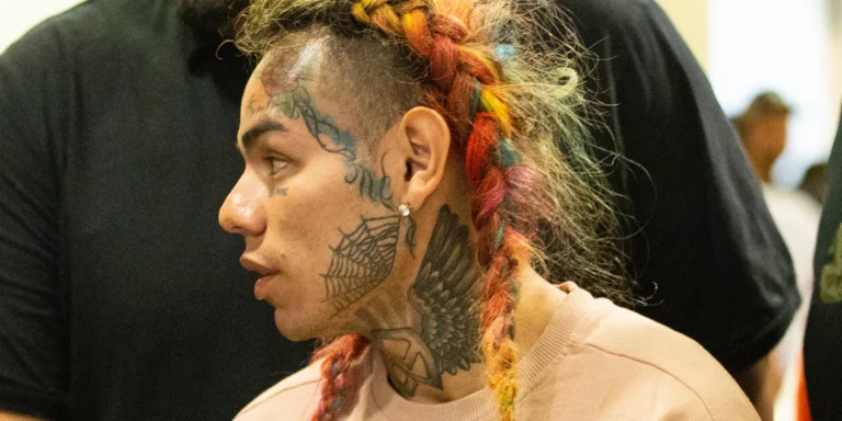 Arrestan a Tekashi 6ix9ine y sale esposado