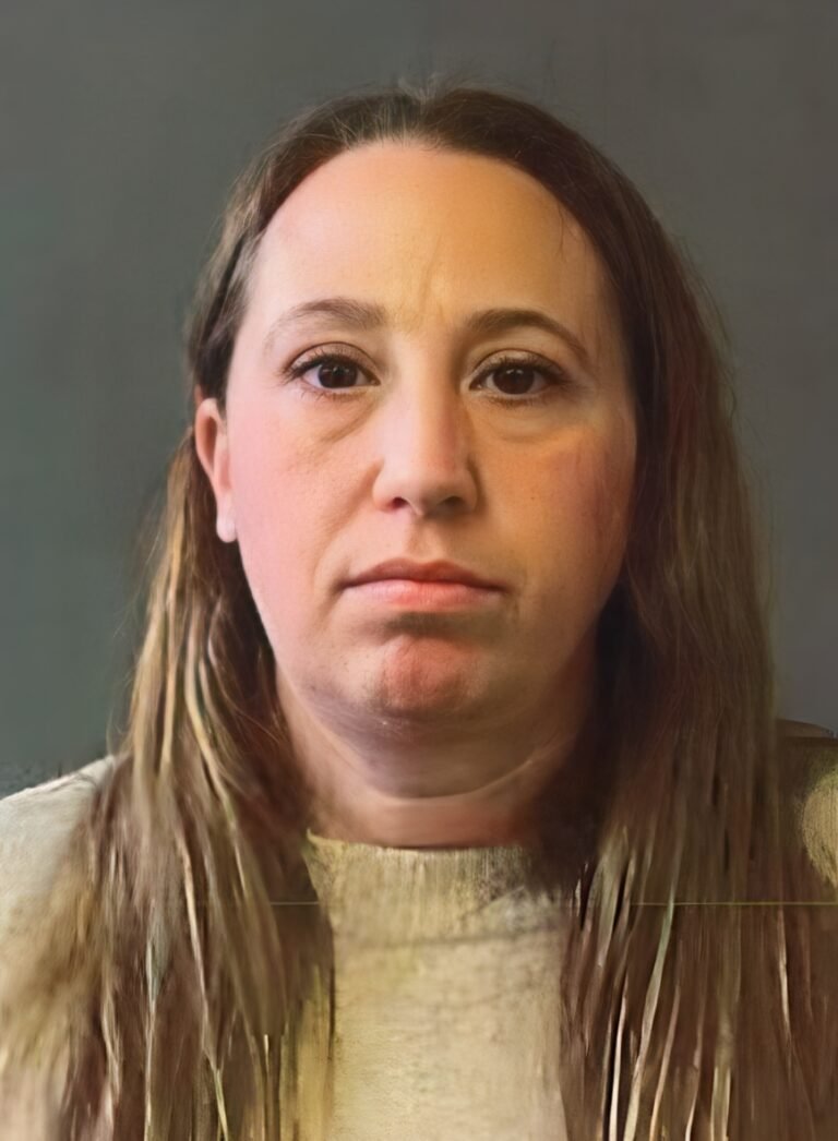 Ex empleada escolar acusada de agredir sexualmente a niño de 11 años