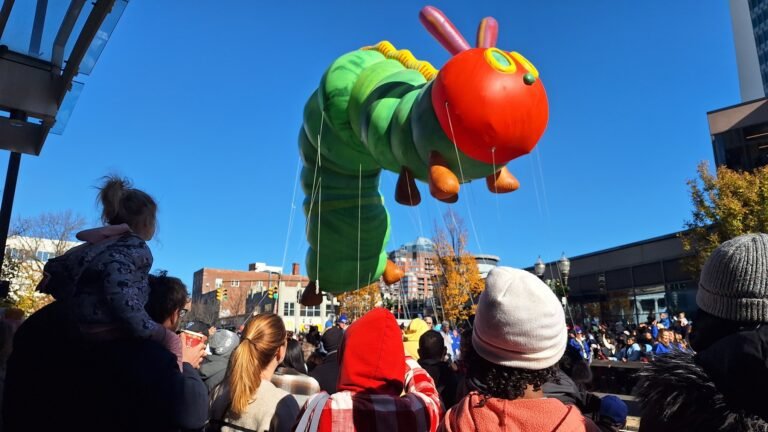 Familias disfrutan desfile de globos en celebración de Día de Acción de Gracias