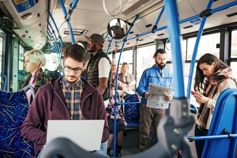 Gobernador anuncia lanzamiento de programa piloto de microtransporte