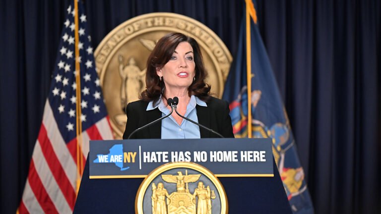 Gobernadora anuncia $75 millones para combatir crímenes de odio