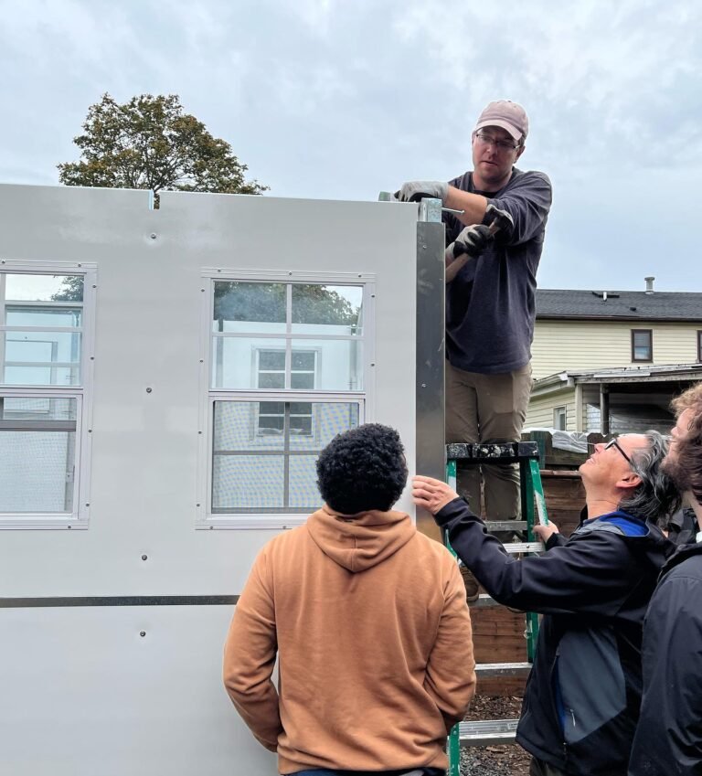 Propietarios instalan en su patio casas prefabricadas para ayudar a personas sin hogar